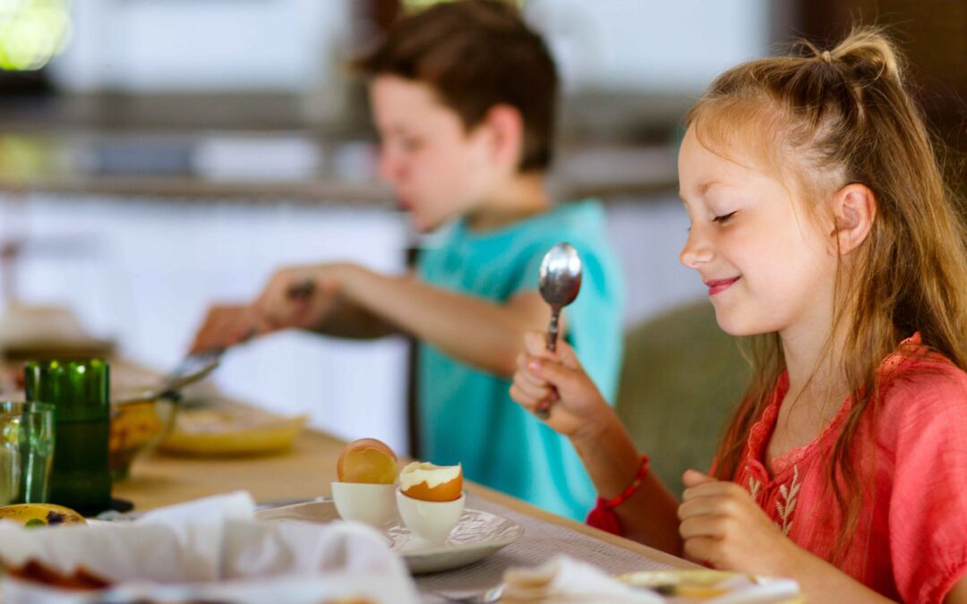 Kinder frühstücken zuhause